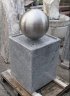 Granitbrunnen mit Edelstahlkugel